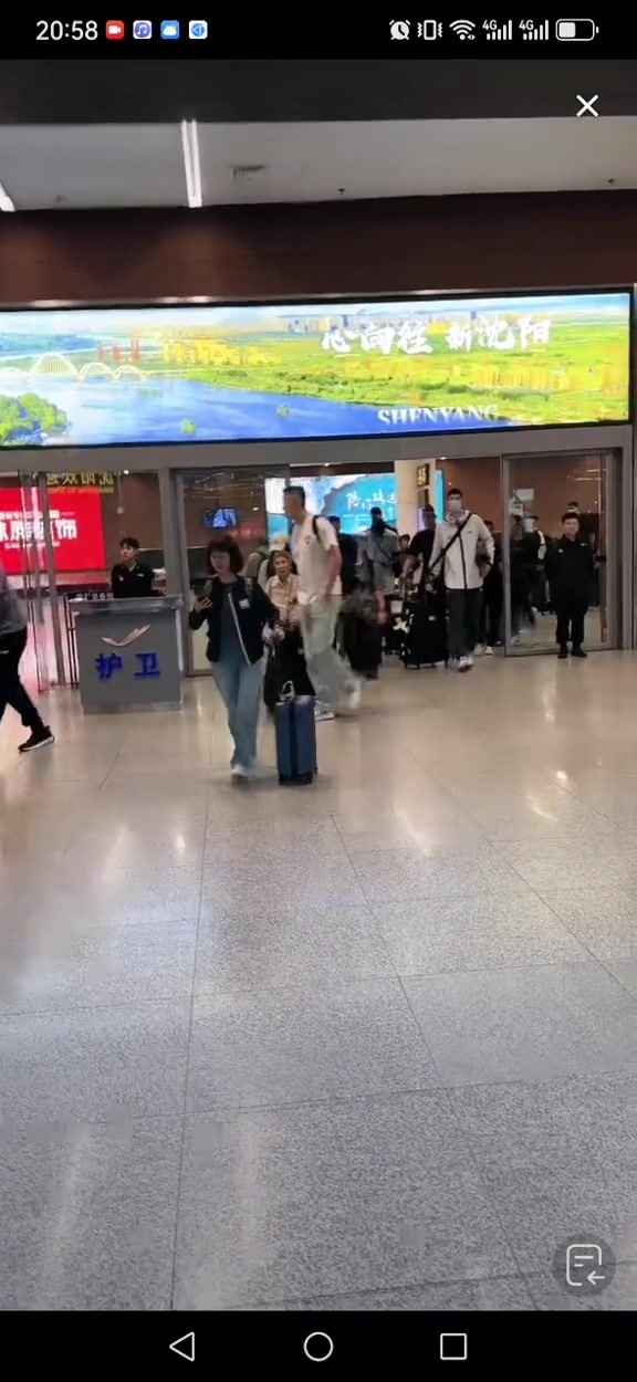 辽宁球迷在机场对着广东男篮喊：索嗨嗨，索嗨嗨，咋不嗨嗨了呢！